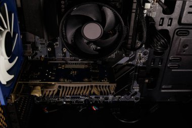 Yeni bilgisayar sistemi ünitesini içeriden kapat