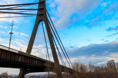 Kuzey köprüsü (Moskova köprüsü) Ukrayna 'nın Kiev kentindeki Dinyeper nehri üzerinde