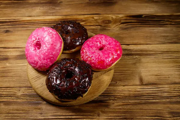 Rosado Saboroso Donuts Chocolate Uma Mesa Madeira — Fotografia de Stock