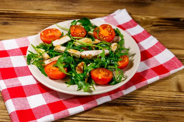 Leckerer Salat Aus Gebratener Hühnerbrust Frischem Rucola Und Kirschtomaten Auf — Stockfoto
