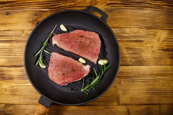 Steaks Porc Crus Prêts Être Préparés Avec Romarin Ail Des — Photo