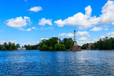 Tsarskoye Selo, Puşkin, Rusya 'daki Catherine Park' ta Chesme köşesi ve Grotto köşkü