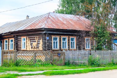 Rus köyünde eski ahşap bir ev.