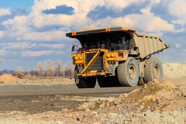 Demir cevheri ocağında çalışan büyük sarı maden kamyonu. Madencilik endüstrisi