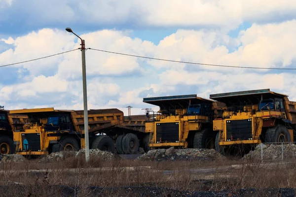 Enormes Camiones Volquete Amarillo Aparcamiento Cerca Cantera — Foto de Stock