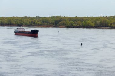 Kargo gemisi Dinyeper nehrinde yol alıyor.