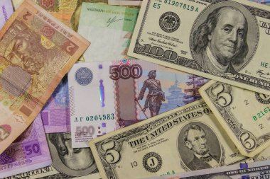 Amerikan dolarlarının, Rus rublelerinin ve Ukrayna Hryvnialarının çok yönlü geçmişi