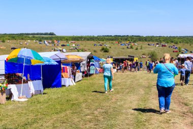 Dnipropetrovsk bölgesi, Ukrayna - 2 Haziran 2018: Açık hava serbest etnik rock festivali Kozak Festivali sırasında tanınmayan kişiler