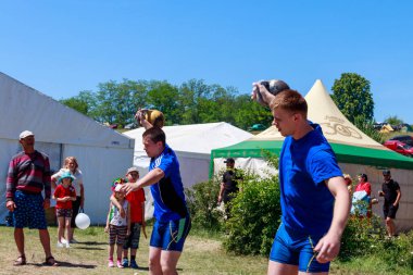Dnepropetrovsk bölgesi, Ukrayna - 2 Haziran 2018: Genç sporcular etnik rock festivali Kozak Festivali sırasında dambıllarla egzersiz yaptılar