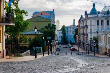 Kiev, Ukrayna - 28 Temmuz 2018: Ukrayna 'nın Kiev kentindeki tarihi Podil Mahallesi Kontraktova Meydanı yakınlarındaki sokak