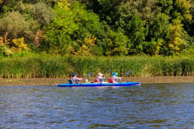 Kremenchug, Ukrayna - 22 Ağustos 2018: Dinyeper Nehri 'nde kayak yapan yaşlılar