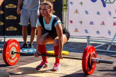 Kremenchug, Ukrayna - 22 Eylül 2018: Genç kız halterle egzersiz yapıyor