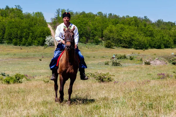 Dnipropetrovsk Περιοχή Ουκρανία Ιουνίου 2018 Ουκρανός Κοζάκος Ιππεύει Άλογο Κατά — Φωτογραφία Αρχείου