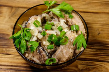 Ahşap masa üzerinde cam kapta Marine sazan