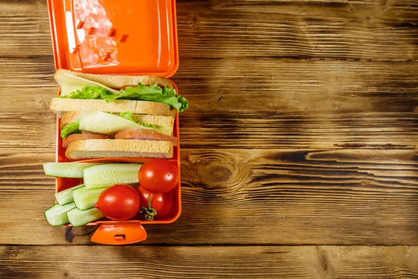 Scatola Pranzo Con Panini Verdure Fresche Tavolo Legno Vista Dall — Foto Stock