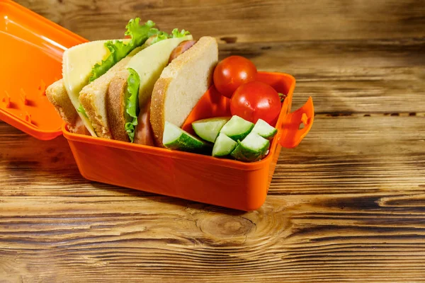Lunchlåda Med Smörgåsar Och Färska Grönsaker Ett Träbord — Stockfoto