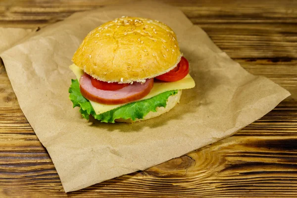 Delicioso Cheeseburger Caseiro Fresco Papel Marrom Mesa Madeira — Fotografia de Stock