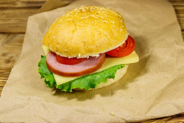 Fresh Delicious Homemade Cheeseburger Brown Paper Wooden Table — Stock Photo, Image