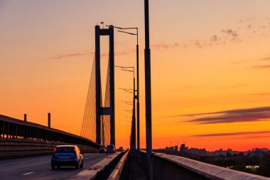 Günbatımında Ukrayna 'nın Kiev kentindeki Dinyeper Nehri' nin karşısındaki güney köprüsü.