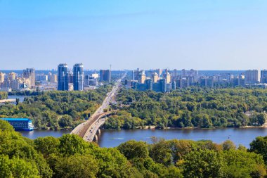 Ukrayna Kiev 'deki Metro Köprüsü ve Dinyeper Nehri' nin havadan görüntüsü. Kyiv şehir manzarası