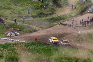 Alexandria, Ukrayna - 10 Haziran 2017: Eski hurda arabaların yarışı. Açık havada tozla yarışıyorlar