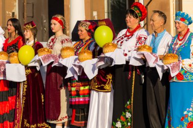 Genichesk, Ukrayna - 26 Ağustos 2017: İnsanlar Festivali ulusal kültür Tavriyska rodyna (Tavria aile sırasında geleneksel giyim)