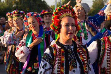 Genichesk, Ukrayna - 26 Ağustos 2017: Ulusal Kültür Festivali sırasında Ukrayna 'da geleneksel giyinmiş dansçılar Tavriyska rodyna (Tavria Ailesi))