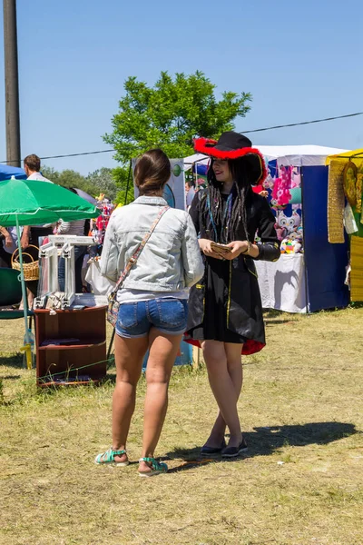 Kremenchug, Ukrayna - 3 Haziran 2017: Çilek Festivali sırasında kimliği belirsiz kişi