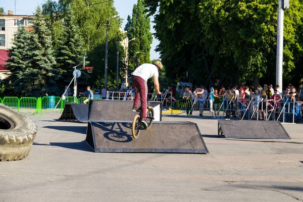 Kremenchug, Ukrayna - 5 Haziran 2017: Aşırı Bmx sürücüsü kask skatepark rekabet içinde. Kimliği belirsiz Bmx sürücüsü festival aşırı bölge üzerinde hile yapmak