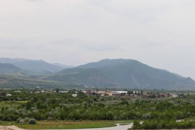 Antik mağara şehri Uplistsikhe, Georgia 'dan Kura Nehri ve Kafkas Dağları manzarası