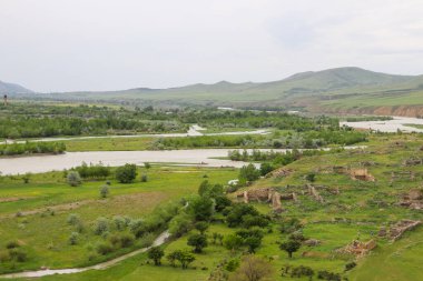 Antik mağara şehri Uplistsikhe, Georgia 'dan Kura Nehri ve Kafkas Dağları manzarası