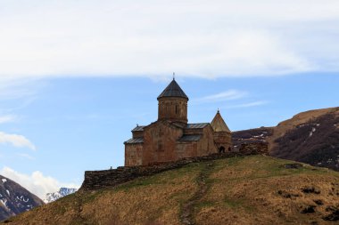 Gergeti Trinity Kilisesi (Tsminda Sameba), Gürcistan 'ın Kafkasya dağlarındaki Gergeti köyü yakınlarındaki Kutsal Üçleme Kilisesi.