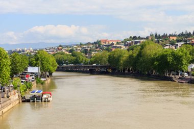 Tiflis, Gürcistan 'daki Kura (Mtkvari) Nehri manzarası