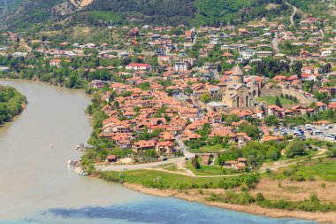 Eski şehir Mtskheta 'nın havadan görünüşü ve Gürcistan' da Kura ve Aragvi nehirlerinin birleşimi