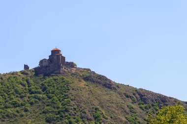 Altıncı yüzyılın ortodoks manastırı olan Jvari manastırının eski Mtskheta (UNESCO Dünya Mirası sahası) üzerindeki kayalık dağın tepesindeki manzarasına bakın.