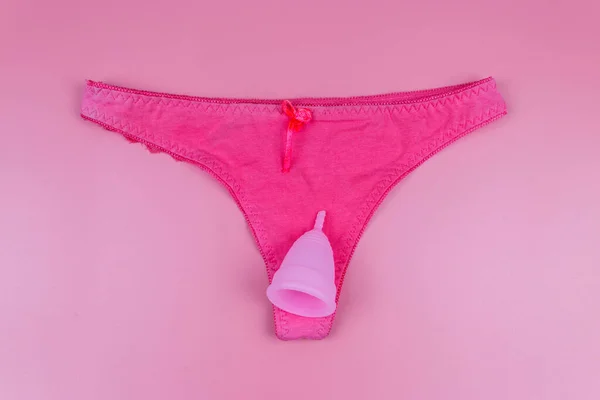 Vrouwenslipje Met Menstruatiecup Pastelroze Achtergrond Bovenaanzicht Concept Van Kritieke Dagen — Stockfoto