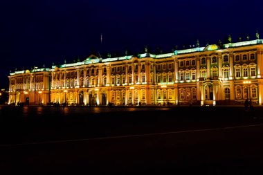 St. Petersburg, Rusya 'daki Palace Square' deki Kış Sarayı 'nın gece manzarası