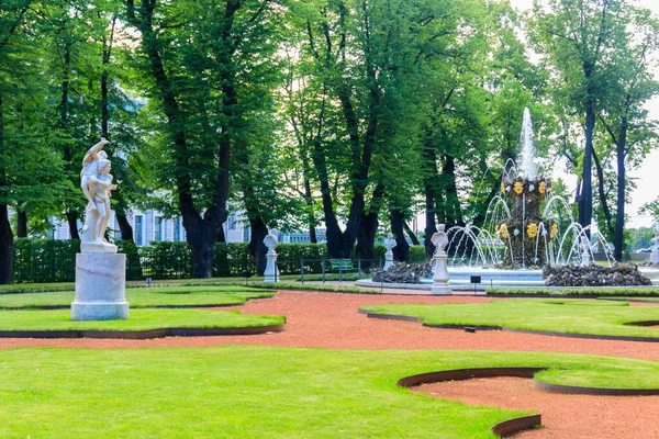 러시아 상트페테르부르크의 크라운과 대리석 조각상 — 스톡 사진