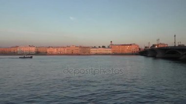 Şehir kanalı ile geçen tekne