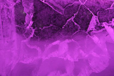 Aydınlatılmış siyah ve mor buz dokusunun soyut arkaplanı