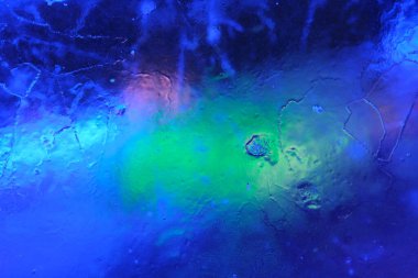 Aydınlatılmış şeffaf şeffaf renkli buz dokusunun soyut arkaplanı