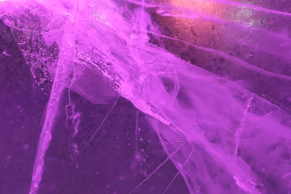 Fondo abstracto de textura de hielo púrpura iluminado con burbujas de aire en el interior, grietas y contraluz —  Fotos de Stock