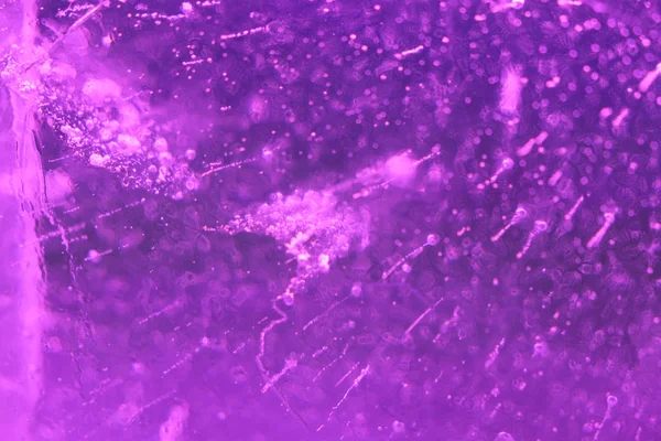 Fondo abstracto de textura de hielo púrpura iluminado con burbujas de aire en el interior —  Fotos de Stock