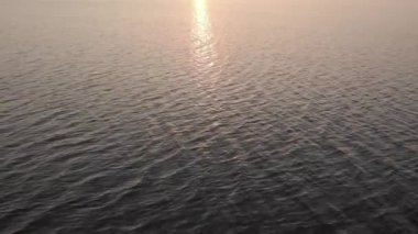 Sakin bir su yüzeyinde uçarken çekilen hava görüntüsü 