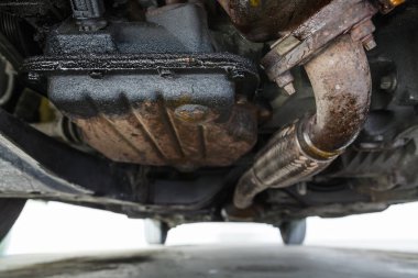 Petrol sızıntısı araba motoru, yağ karter alt görünümü