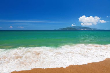 Zümrüt Güney Çin Denizi, Nha Trang, Khanh Ho üzerinde açık mavi gökyüzü