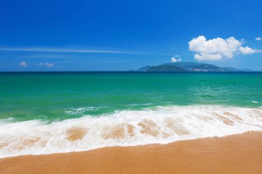 Zümrüt Güney Çin Denizi, Nha Trang, Khanh Ho üzerinde açık mavi gökyüzü