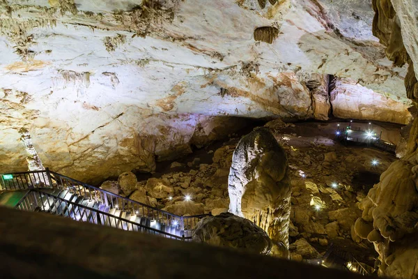 Inside Paradise Cave (Thien Duong Cave), Ke Bang National Park, Vietnam — Stock Photo, Image