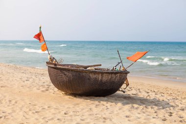 Sahilde yalnız geleneksel Vietnam tekne