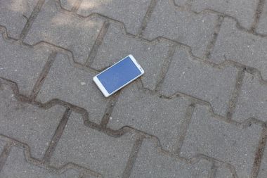 Kırık ekran kaldırımda yalan ile telefon